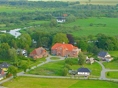 Hundehotel - Pools: Schwimmteich - Thürkow - Schloss Pütnitz aus der Luft  - Schloss Pütnitz