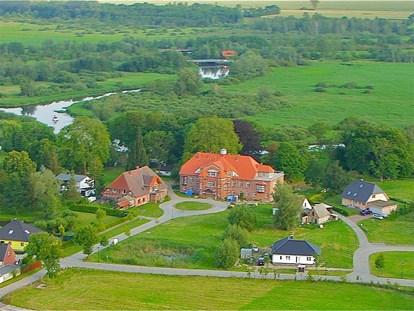 Hundehotel - Umgebungsschwerpunkt: Fluss - Ostseeküste - Schloss Pütnitz aus der Luft  - Schloss Pütnitz