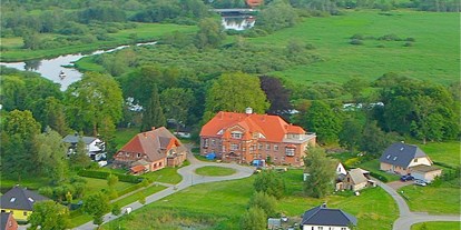 Hundehotel - Preisniveau: günstig - Schloss Pütnitz aus der Luft  - Schloss Pütnitz