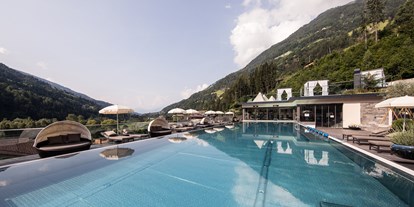Hundehotel - Pools: Schwimmteich - Quellenhof Luxury Resort Passeier