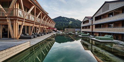 Hundehotel - Sauna - PLZ 6733 (Österreich) - Außenbereich des Hotel HUBERTUS und seinem Wellnessbereich Mountain Spring Spa mit NaturBadeSee - HUBERTUS MOUNTAIN REFUGIO ALLGÄU