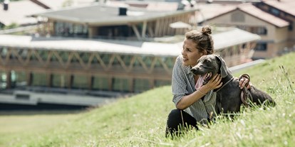 Hundehotel - Verpflegung: Vollpension - Wiese vor dem Wellnesshotel HUBERTUS Mountain Refugio Allgäu in Balderschwang  - HUBERTUS MOUNTAIN REFUGIO ALLGÄU