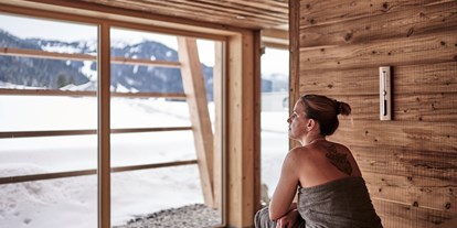 Hundehotel - Verpflegung: Vollpension - Panorama Sauna im Winter - HUBERTUS MOUNTAIN REFUGIO ALLGÄU