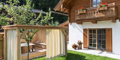 Hundehotel - Hundewiese: eingezäunt - Salzburg - Chalet mit eigener Außenbadewanne - Feriendorf Holzleb'n