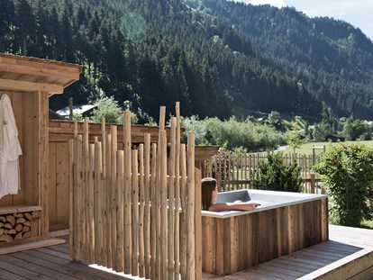Hundehotel - Umgebungsschwerpunkt: Berg - Aussenbadewanne im Sommer - Feriendorf Holzleb'n