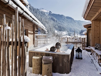 Hundehotel - Hund im Restaurant erlaubt - Österreich - Außenbadewanne im Winter - Feriendorf Holzleb'n