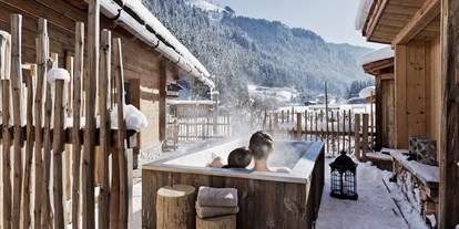 Hundehotel - Hundewiese: eingezäunt - Salzburg - Außenbadewanne im Winter - Feriendorf Holzleb'n