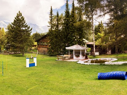 Hundehotel - Pools: Außenpool beheizt - Garmisch-Partenkirchen - Hundespielwiese - Bergresort Seefeld
