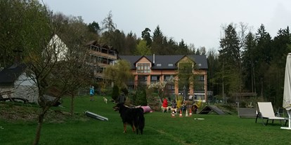 Hundehotel - Umgebungsschwerpunkt: Fluss - Aussenansicht - Natur-Hunde-Hotel Bergfried