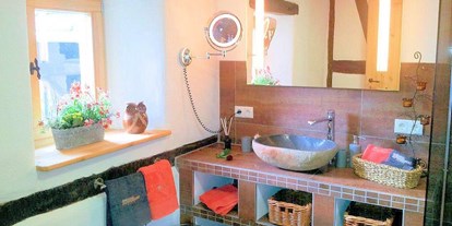 Hundehotel - Deutschland - Bad im Obergeschoss mit bodengleicher Walk-In-Dusche. - Wellness-Ferienhaus Maifelder Uhlenhorst mit Spa