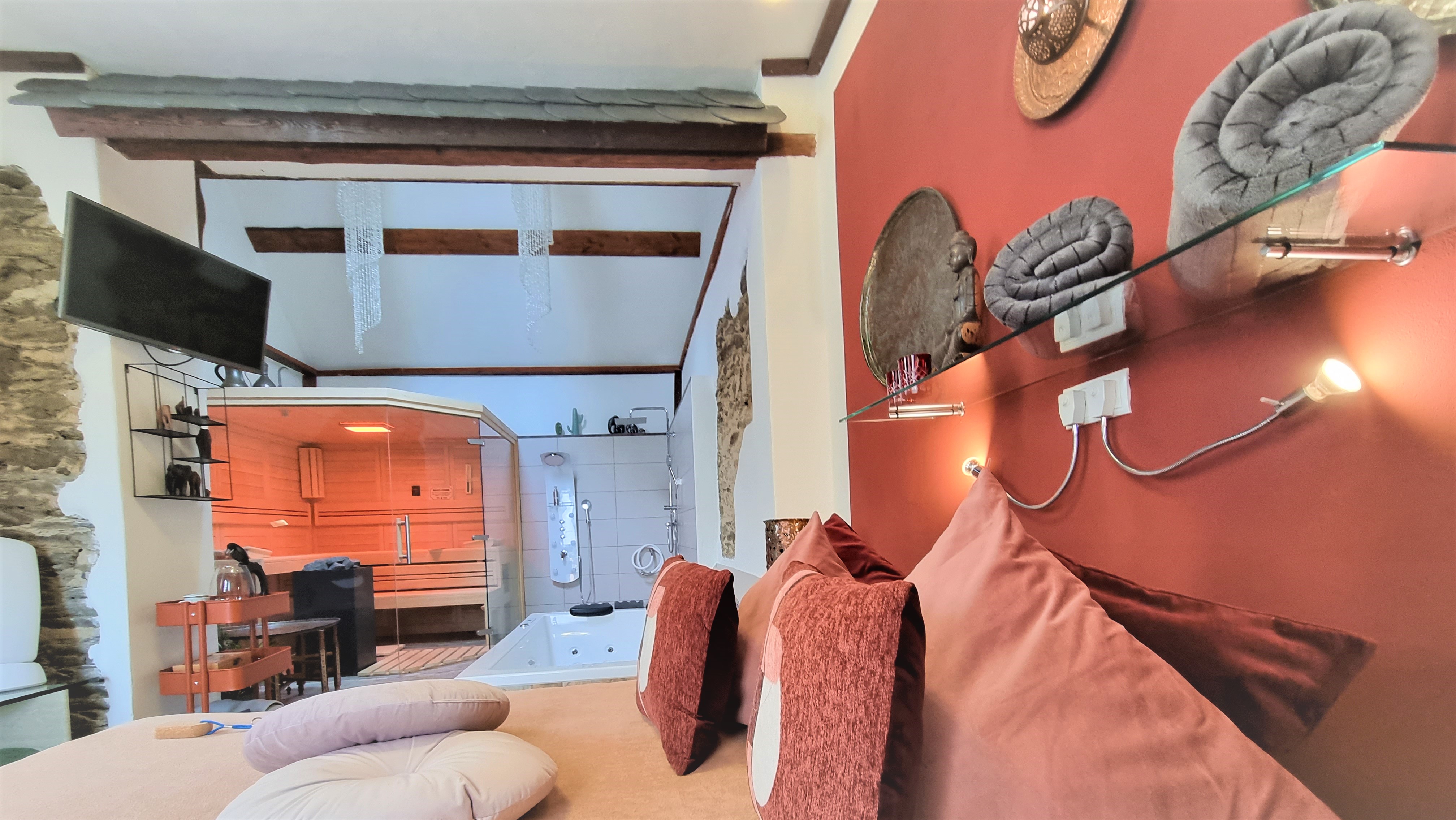 Urlaub-mit-Hund - Der Spa steht alleine Dir zur Verfügung. Niemand kann Dich stören. Wellness 24/7 ohne Grenzen. - Wellness-Ferienhaus Maifelder Uhlenhorst - Wo die Fellnase mit in dem Privat-Spa darf