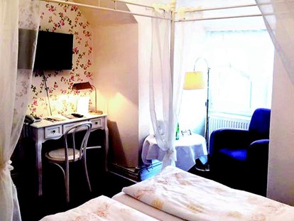 Hundehotel - Unterkunftsart: Hotel - Minden (Minden-Lübbecke) - kleines Doppelzimmer 11 mit Himmelbett - Kurvilla Fürstin Pauline