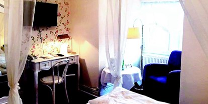 Hundehotel - Preisniveau: günstig - kleines Doppelzimmer 11 mit Himmelbett - Kurvilla Fürstin Pauline