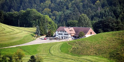 Hundehotel - Hundewiese: eingezäunt - Schweiz - Blick auf das Berghaus Oberbölchen - Berghaus Oberbölchen