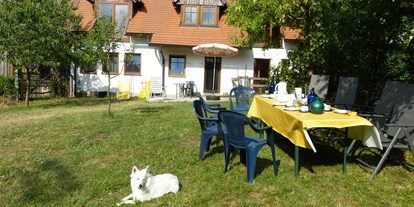 Hundehotel - Unterkunftsart: Ferienhaus - Ansbach - Frühstück im Garten - Ferienhof Sommerberg