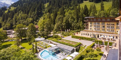 Hundehotel - Pools: Innenpool - Berner Oberland - Aussenansicht vom Hotel im Sommer - Lenkerhof gourmet spa resort - Realais & Châteaux