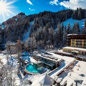 Urlaub-mit-Hund - Aussenansicht vom Hotel im Winter - Lenkerhof gourmet spa resort - Realais & Châteaux