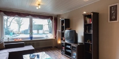 Hundehotel - PLZ 26215 (Deutschland) - Wohnzimmer mit Blick in den Garten - Ferienhaus Luna in Rhauderfehn