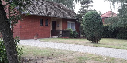 Hundehotel - Umgebungsschwerpunkt: Fluss - Westerstede - Front des Hauses inkl Auffahrt - Ferienhaus Luna in Rhauderfehn