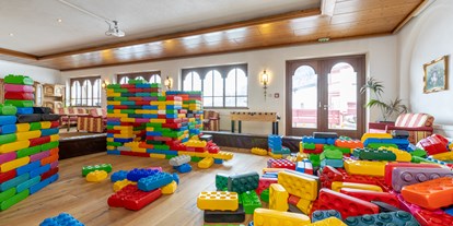Hundehotel - Umgebungsschwerpunkt: See - PLZ 6993 (Österreich) - Spielzimmer mit großen Legosteinen - Familotel Kaiserhof****