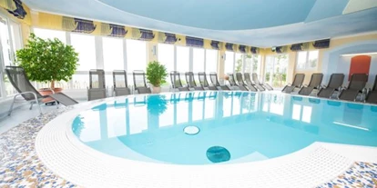Hundehotel - Pools: Schwimmteich - Wellnessbereich mit Hallenbad
(Foto: Niki Pommer) - Familienhotel Berger ***superior
