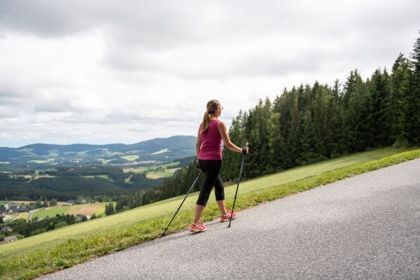 Urlaub-mit-Hund: Nordic Walking rund um St. Jakob im Walde
(Foto: Niki Pommer) - Familienhotel Berger ***superior