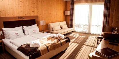 Hundehotel - Pools: Schwimmteich - gemütliche Zimmer mit Ausblick aufs grüne Joglland - Familienhotel Berger ***superior