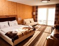 Urlaub-mit-Hund: gemütliche Zimmer mit Ausblick aufs grüne Joglland - Familienhotel Berger ***superior