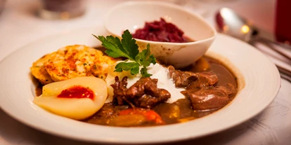 Hundehotel - Pools: Schwimmteich - Hirschragout mit Blaukraut und Knödel - Familienhotel Berger ***superior