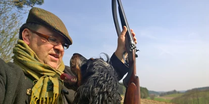 Hundehotel - Doggies: 3 Doggies - Jagende Gäste mit Hund sind Willkommen- wir erzeugen hochwertiges Wildpret, fast CO2frei aus unserem Revier direkt an der Stadt Ansbach - Bio Hotel & Restaurant Schwarzer Bock
