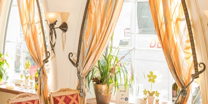 Hundehotel - Unterkunftsart: Hotel - Niederösterreich - Sitzplatz direkt mit Blick zum Stift Melk am anderem Donau-Ufer - Hotel & Restaurant Donauhof