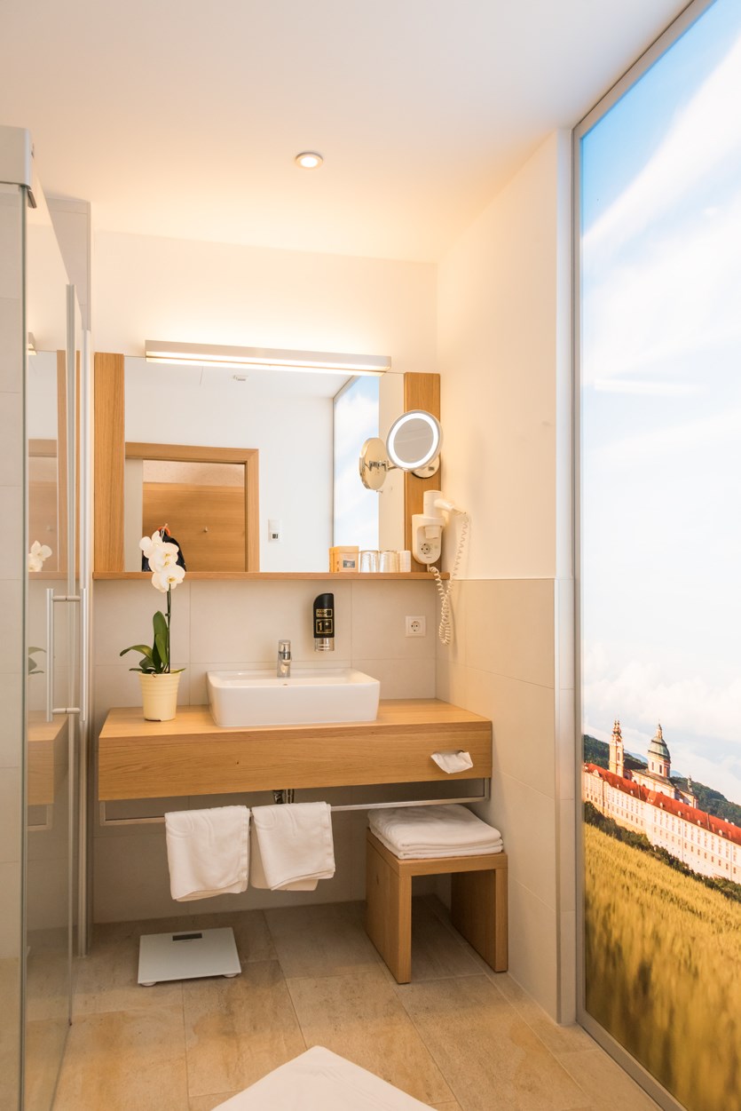 Urlaub-mit-Hund: Das Bad im Komfort Zimmer individuell gestaltet - Hotel & Restaurant Donauhof