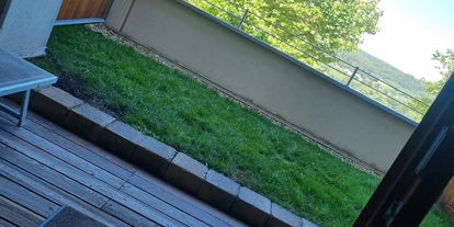 Hundehotel - Pools: Schwimmteich - Kleiner Garten vom Zimmer  - Hotel & Spa Larimar****S