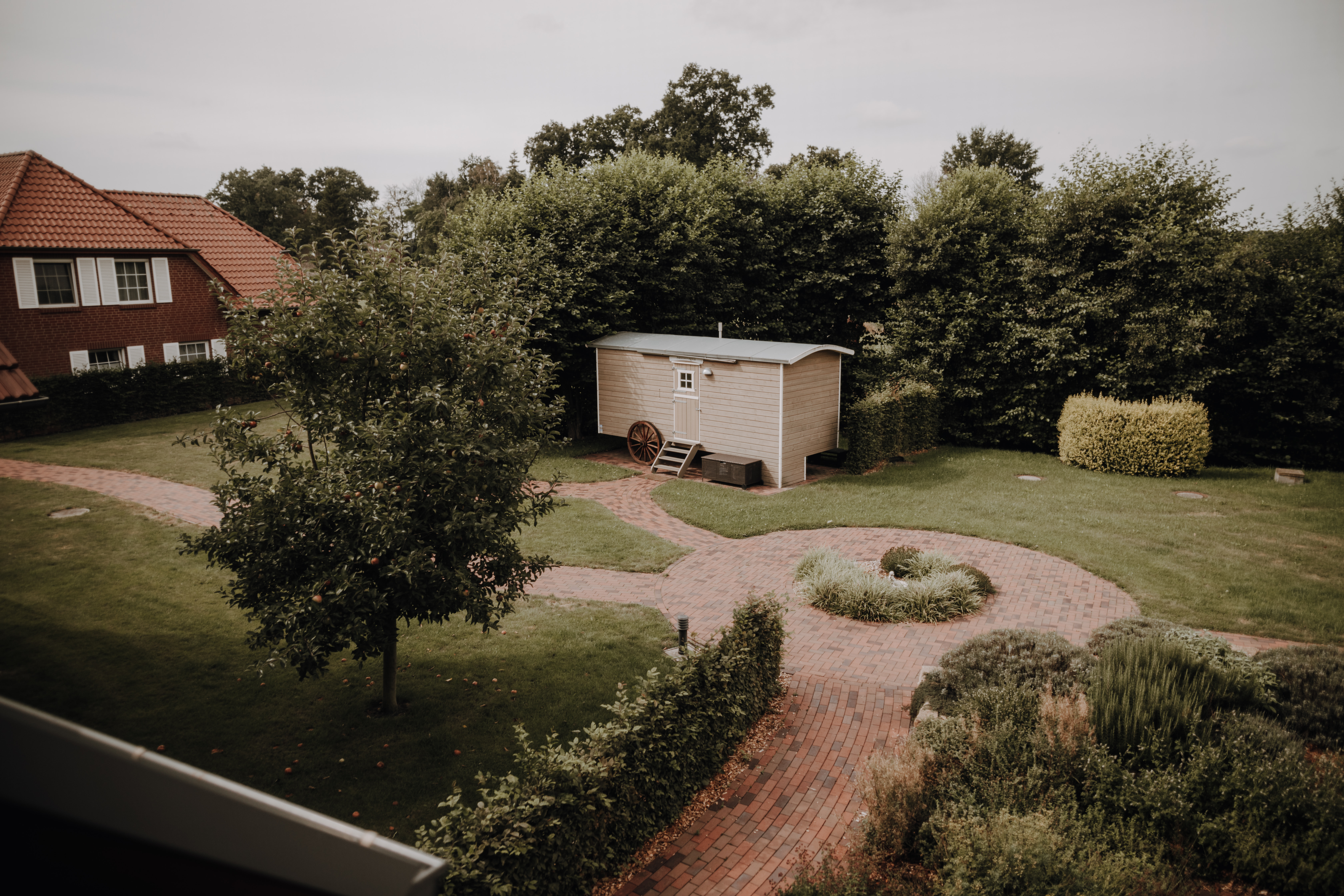 Urlaub-mit-Hund: Rezeptions-Garten - Okelmann's | Eco Hotel & Apartement - Haus | Umgebung