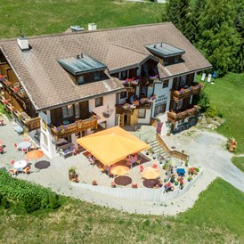 Urlaub-mit-Hund: Ruhig gelegen, mit viel Platz für 2- und Vierbeiner liegt das Hotel Gravas über dem Dorf Vella im Val Lumnezia - Hotel Gravas Lodge