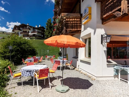 Hundehotel - Unterkunftsart: Hotel - Bodio TI - Natursteinterrasse mit Beschattung für die Gäste - Hotel Gravas Lodge