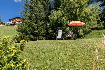 Urlaub-mit-Hund: Viel Platz auf der Liegewiese - Hotel Gravas Lodge