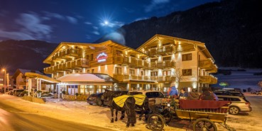 Hundehotel - PLZ 7551 (Schweiz) - Das Hotel Riederhof im Winter bei Nacht - Hundehotel  & Kulinarik Riederhof
