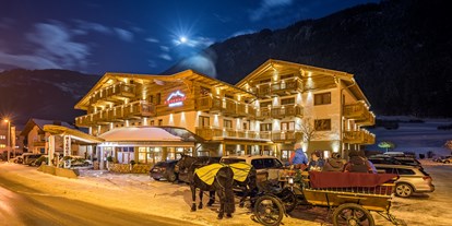Hundehotel - PLZ 6533 (Österreich) - Das Hotel Riederhof im Winter bei Nacht - Hundehotel  & Kulinarik Riederhof