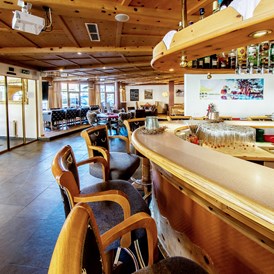Hundehotel: An der Hotelbar lässt sich ein Ski- oder Wandertag gemütlich ausklingen - Hundehotel  & Kulinarik Riederhof