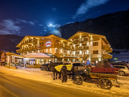 Hundehotel - Ladis - Das Hotel Riederhof im Winter bei Nacht - Hundehotel Riederhof