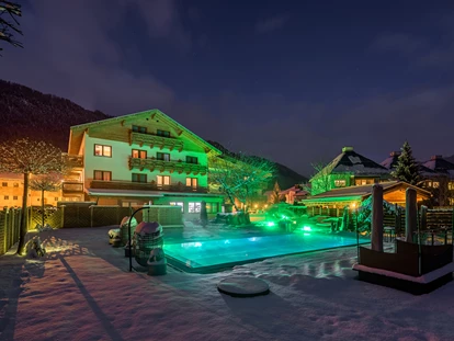 Hundehotel - Ladis - Schwimmen im Winter im 30°C warmen Außenpool - Hundehotel Riederhof