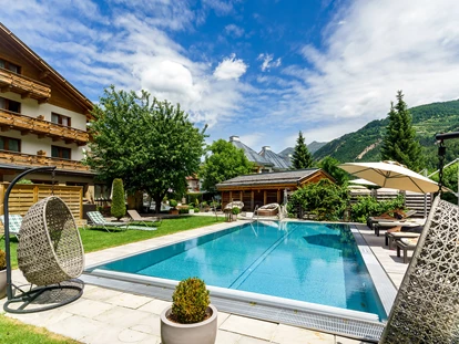Hundehotel - Ladis - Urlaub im Freien - Unsere Gartenanlage mit Außenpool lädt zum Entspannen ein - Hundehotel Riederhof