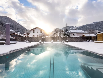 Hundehotel - Ladis - Auch im Winter kann der 30°C warme Außenpool genossen werdern - Hundehotel Riederhof