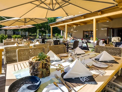 Hundehotel - Ladis - Genießen Sie Speis und Trank auf unserer urigen Sonnenterrasse - Hundehotel Riederhof
