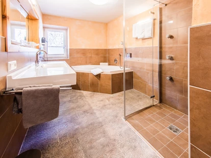 Hundehotel - Ladis - Ob wohnen am höchsten Niveau oder die preisgünstigere Alternative - Hier das Badezimmer unsere Suite Erde - Hundehotel Riederhof