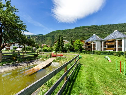 Hundehotel - Ladis - Die hoteleigene Hundewiese mit eigenen Hundebadeteich - Hundehotel Riederhof