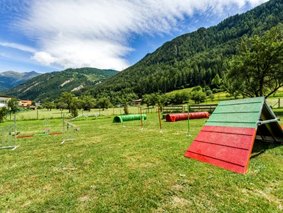 Hundehotel - Ladis - Unsere Hundewiese mit Agilityspielplatz - Hundehotel Riederhof