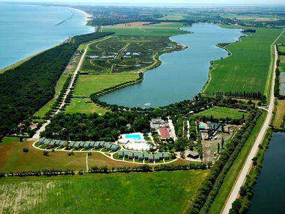 Hundehotel - Trink-/Fressnapf: an der Rezeption - Ferrara - Panoramablick - Feriendorf Spiaggia Romea - Feriendorf Spiaggia Romea
