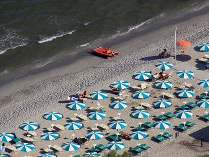 Hundehotel - Trink-/Fressnapf: an der Rezeption - Ferrara - Am Strand - Feriendorf Spiaggia Romea
